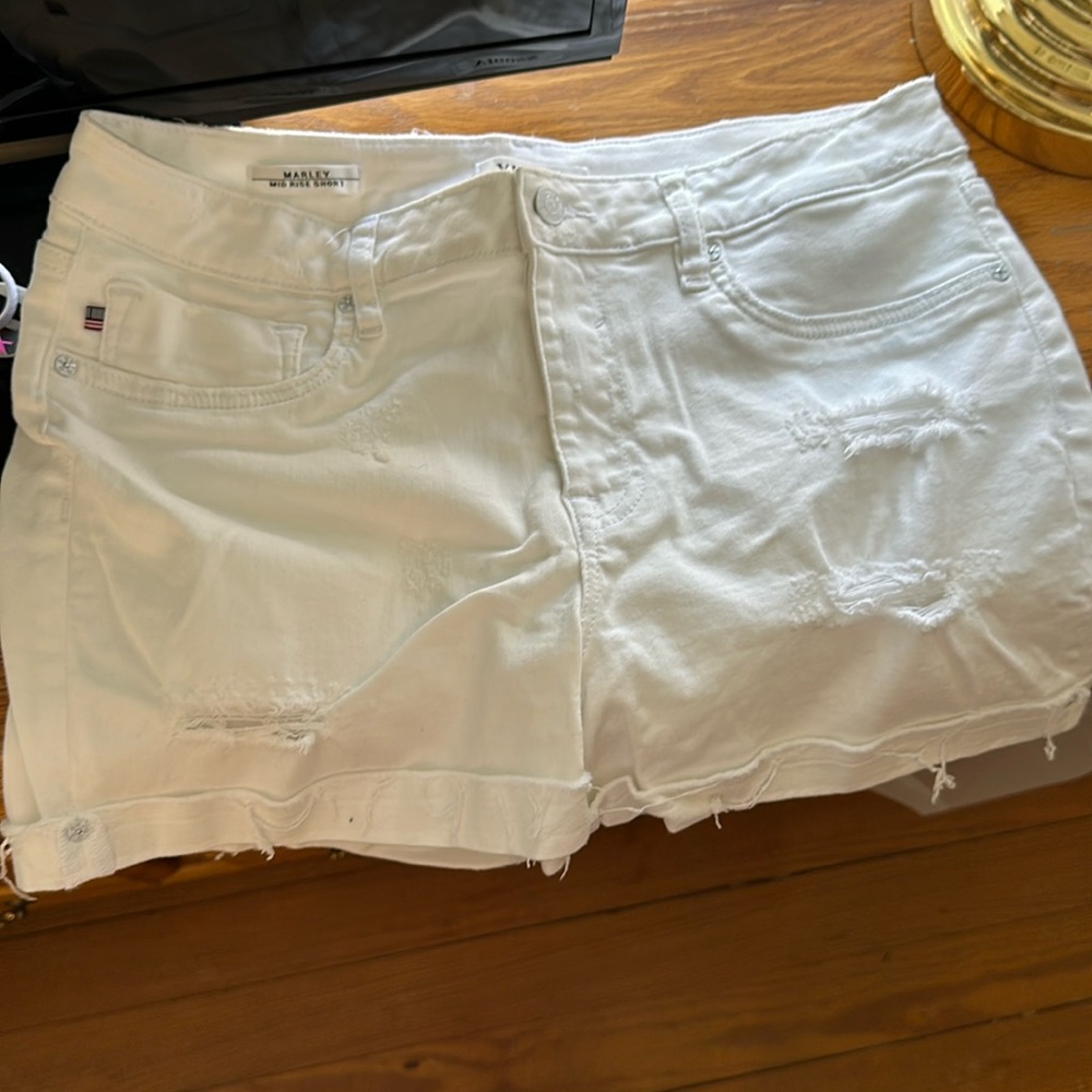 Cuffed destroyed white shorts